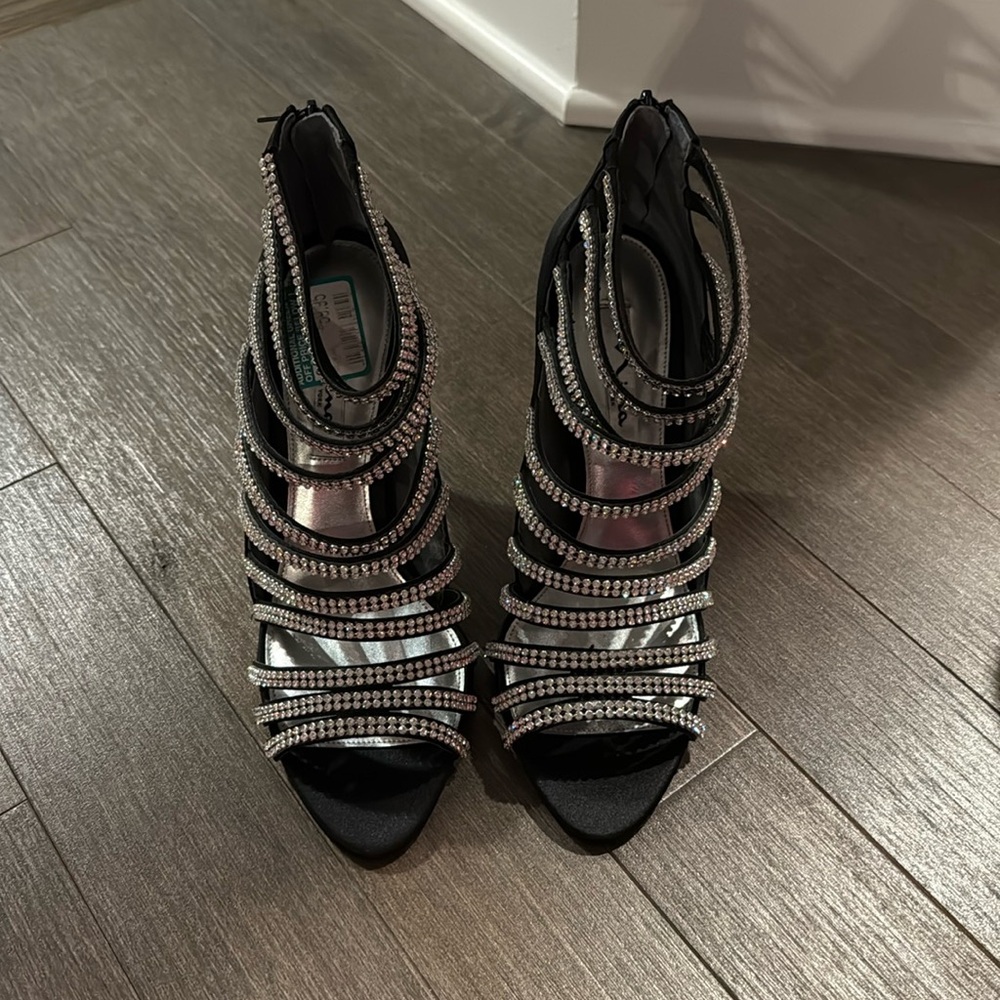 Black diamond zipper back heel